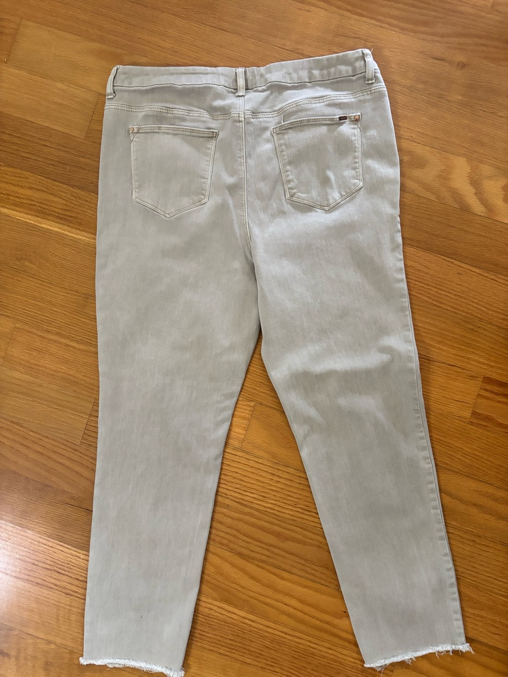 Chicos jeans So Slimming gray raw hem size 10 Chicos 1.5 - Picture 3 of 6